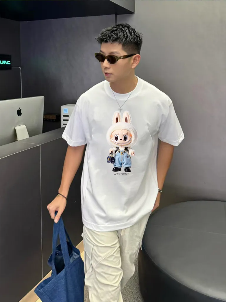 🅿️190 lv co-branded labubu🌟New summer style🎽made of pure cotton fabric, super soft and skin-friendly! High-end hand-painted printing with logo, design embellishment, neat and detailed wiring inside, making the upper body fashionable! High-end and versatile model, the quality is visible! Size: S-XXL Color: black, white